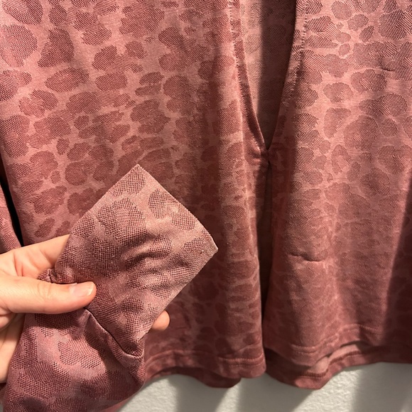 Rae Dunn long sleeve cheetah print workout top “gym now wine later”, open back - Picture 5 of 5